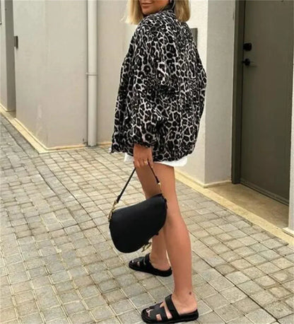 Stylish Leopard Print Bomber Jacket in Luxurious Fabric – Women's Fashion