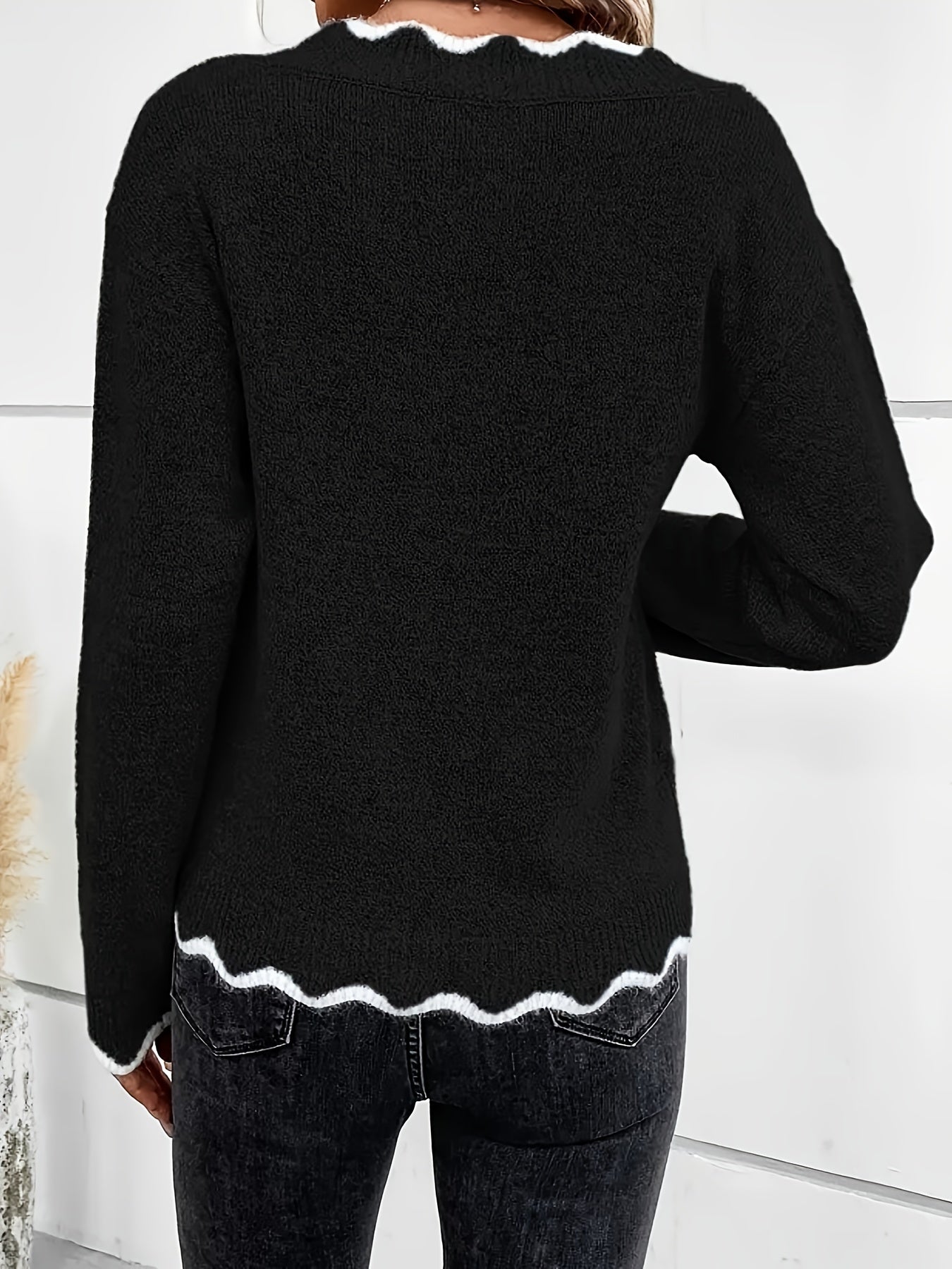 Elin | Stylish V-Neck Sweater with Scalloped Details and Long Sleeves
