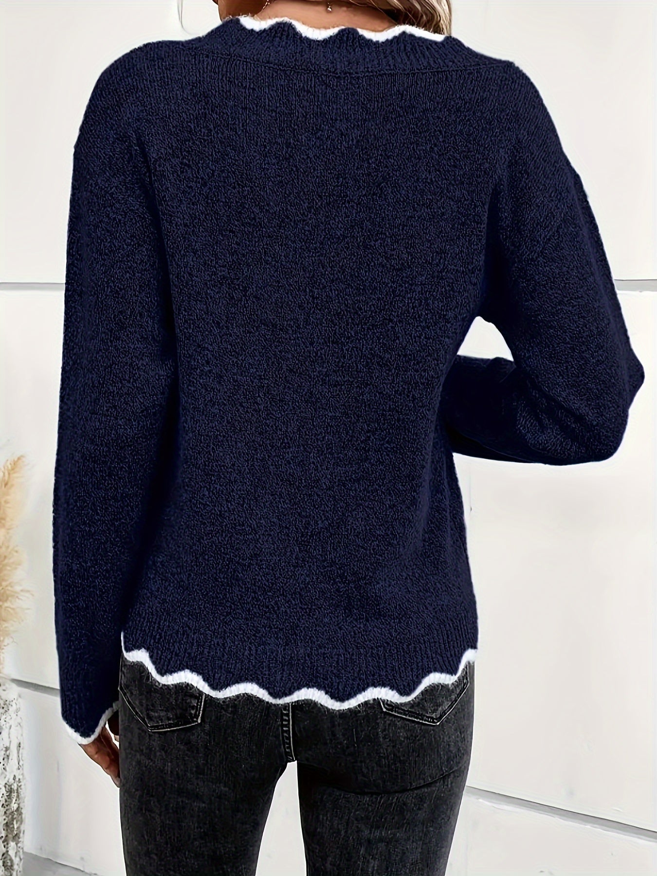 Elin | Stylish V-Neck Sweater with Scalloped Details and Long Sleeves