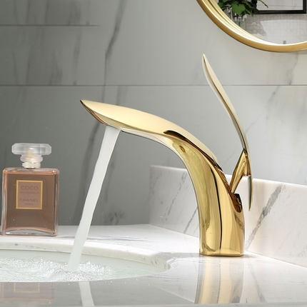 Curvex | Elegant Curved Bathroom Faucet - Contemporary Style, Long-lasting Finish