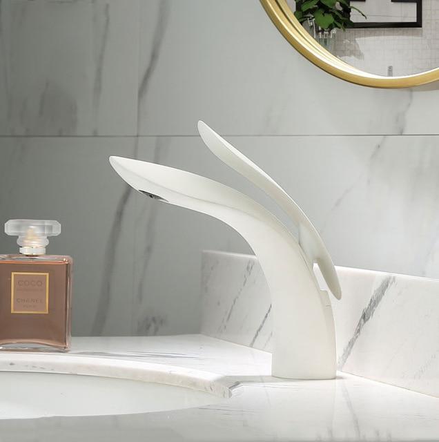 Curvex | Elegant Curved Bathroom Faucet - Contemporary Style, Long-lasting Finish