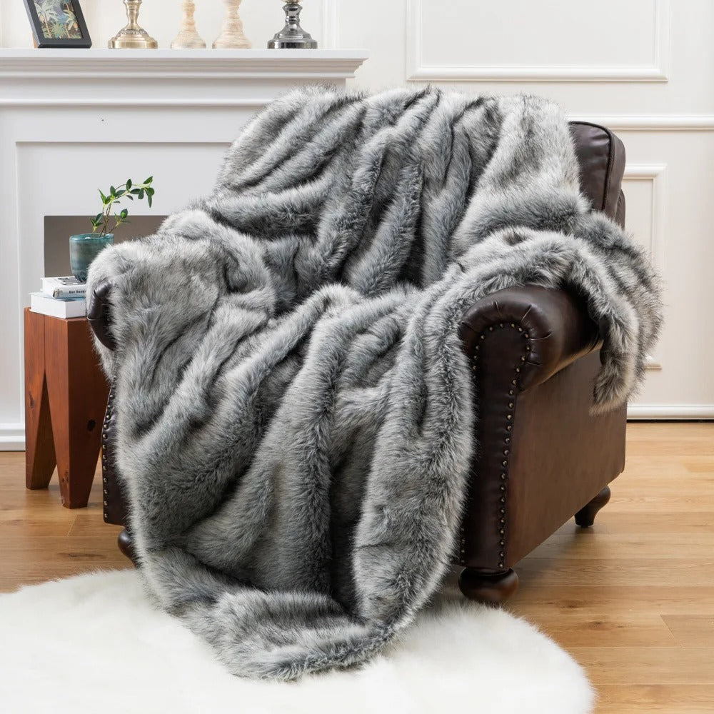 Cozy Plush Winter Blanket with Luxurious Fur